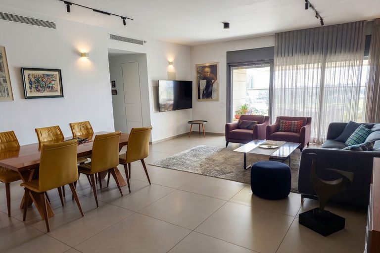 דירה בהוד השרון - סלון